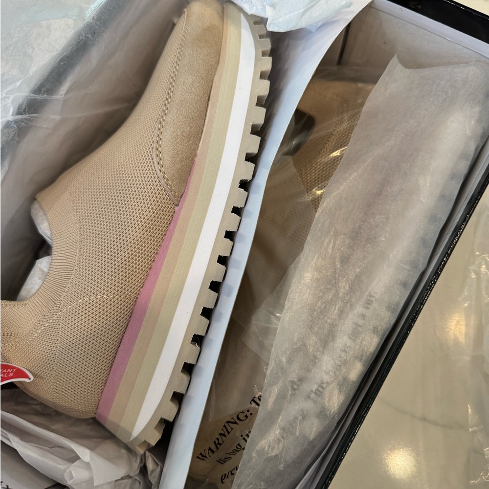 Blondo new in box slip on sneakers waterproof sand color - Picture 11 of 14